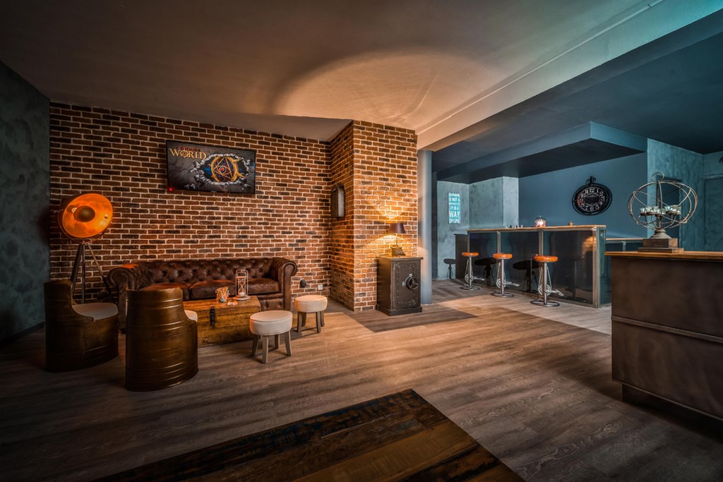 Curious World — salon d'accueil de l'escape game à Cannes